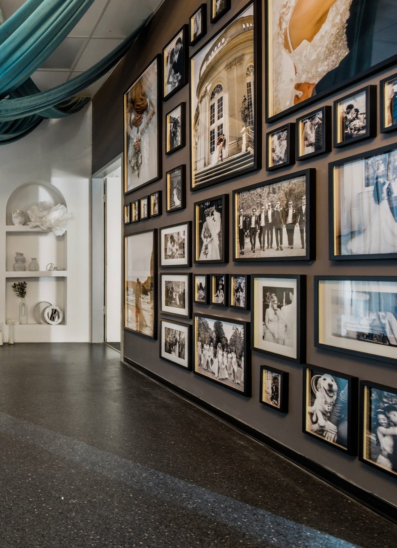 Galerie-Bilderwand des Studios mit Bogen-Nische